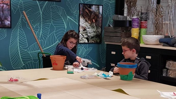 Les enfants (avant le confinement) avaient beaucoup de facilités pour apprendre le jardinage et le soin aux plantes, avec des tables à leur hauteur, pour s’essayer sans crainte. ©LGPépinière 